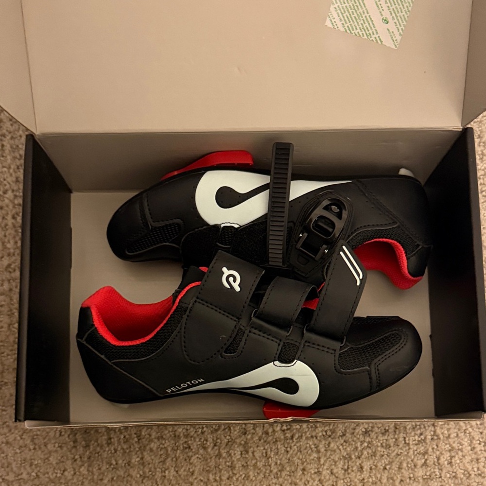 Women’s Peloton Cycling shoes (like new)
